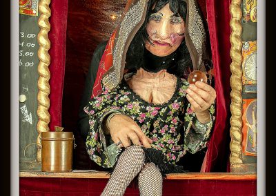 Straattheater waarzegster Madame Rosalie zegt waar